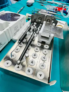 Trusă pentru chirurgie ghidată, pe un câmp steril