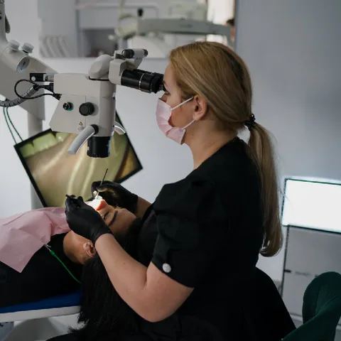 Dr. Ramona Drilea la microscop, în cabinet
